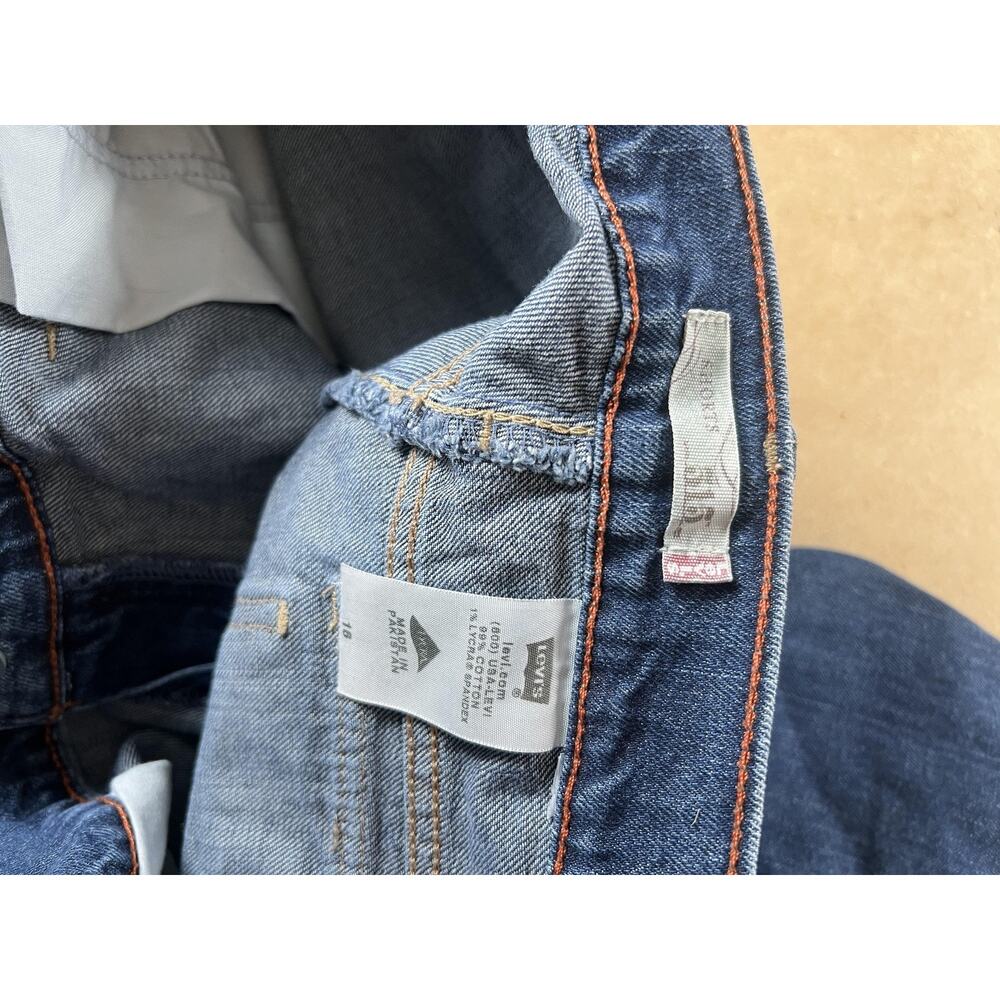 Levi's women’s 16 Blue Denim Bermuda Shorts Medium Wash Jeans 5-Pocket Casual - Picture 7 of 8
